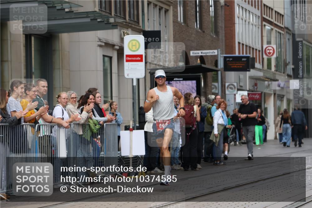 13.09.2026 - 21. swb-Marathon Bremen Strokosch-Dieckow http://msf.ph/oto/10374585 13.09.2026 12:27:10 Ziel 692 meine-sportfotos.de