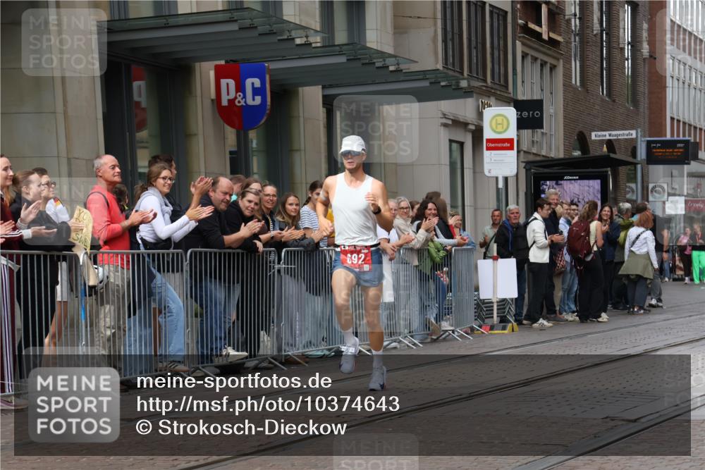 13.09.2026 - 21. swb-Marathon Bremen Strokosch-Dieckow http://msf.ph/oto/10374643 13.09.2026 12:27:12 Ziel 692 meine-sportfotos.de