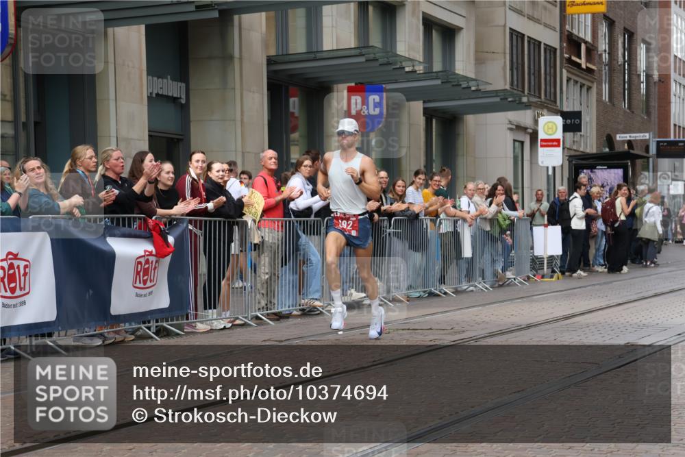 13.09.2026 - 21. swb-Marathon Bremen Strokosch-Dieckow http://msf.ph/oto/10374694 13.09.2026 12:27:12 Ziel 692 meine-sportfotos.de