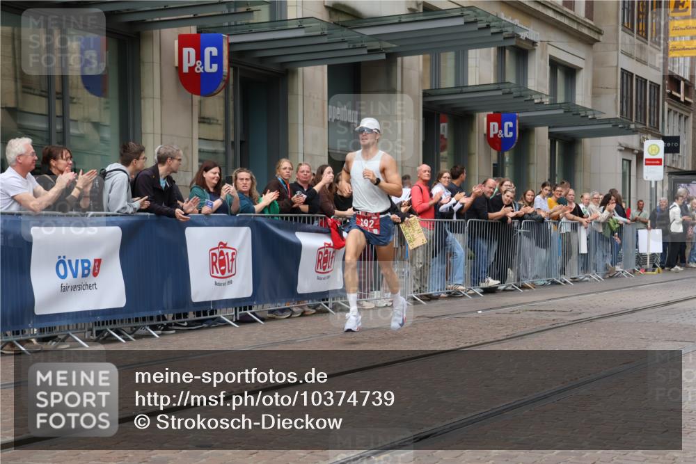 13.09.2026 - 21. swb-Marathon Bremen Strokosch-Dieckow http://msf.ph/oto/10374739 13.09.2026 12:27:13 Ziel 692 meine-sportfotos.de