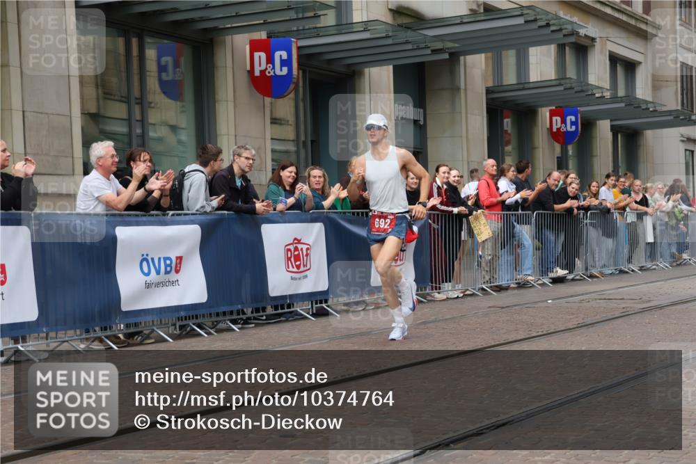 13.09.2026 - 21. swb-Marathon Bremen Strokosch-Dieckow http://msf.ph/oto/10374764 13.09.2026 12:27:13 Ziel 692 meine-sportfotos.de