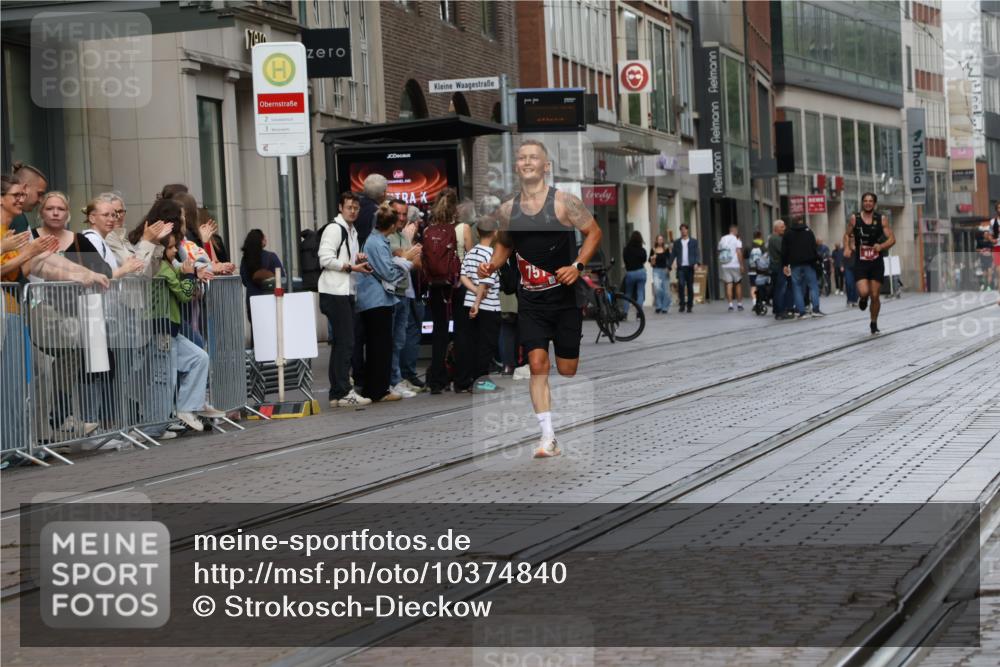 13.09.2026 - 21. swb-Marathon Bremen Strokosch-Dieckow http://msf.ph/oto/10374840 13.09.2026 12:28:21 Ziel 443, 2054, 614, 751 meine-sportfotos.de