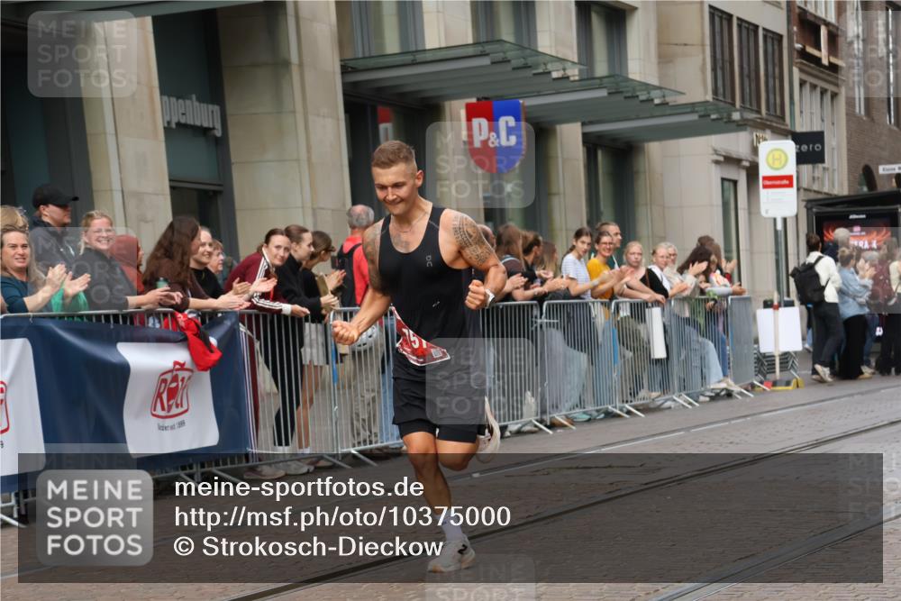 13.09.2026 - 21. swb-Marathon Bremen Strokosch-Dieckow http://msf.ph/oto/10375000 13.09.2026 12:28:25 Ziel 2054, 443, 614, 751 meine-sportfotos.de