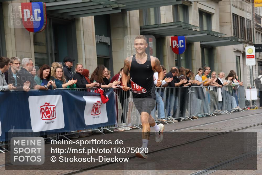 13.09.2026 - 21. swb-Marathon Bremen Strokosch-Dieckow http://msf.ph/oto/10375020 13.09.2026 12:28:25 Ziel 2054, 443, 614, 751 meine-sportfotos.de
