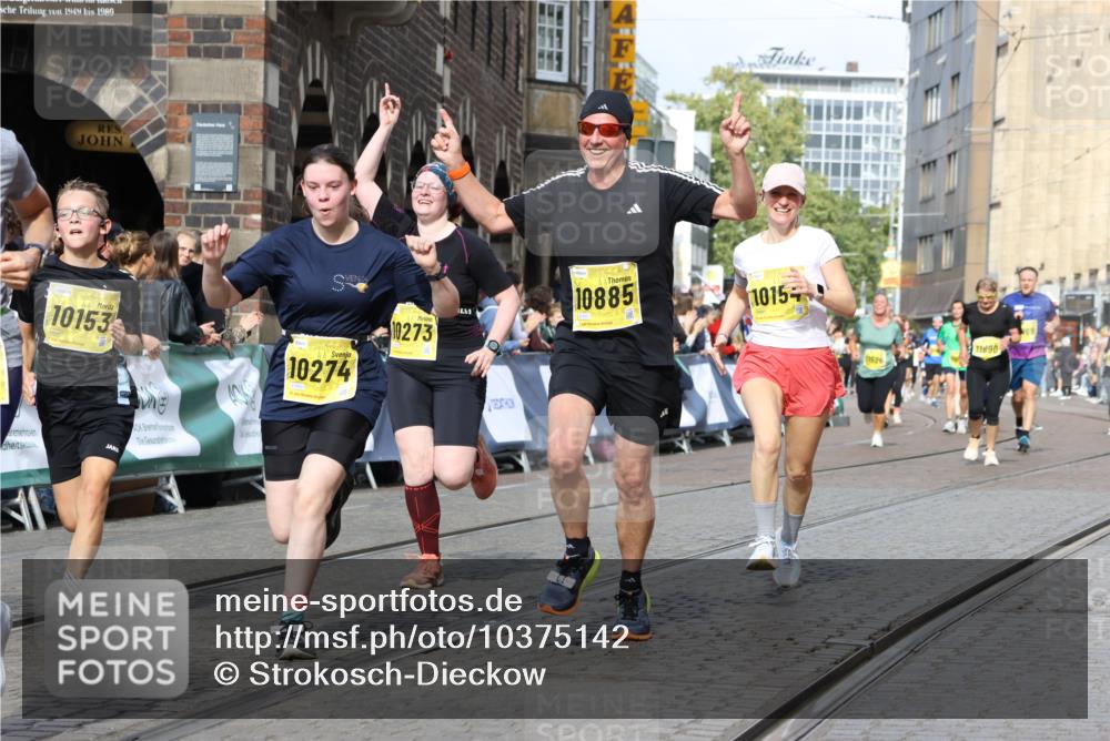 13.09.2026 - 21. swb-Marathon Bremen Strokosch-Dieckow http://msf.ph/oto/10375142 13.09.2026 11:02:32 Ziel 10153, 10154, 10173, 10274, 10331, 10338, 10439, 10473, 10500, 10617, 10636, 10738, 10803, 10885, 10915, 10924, 10943, 11249, 11505, 11576, 11811, 11853, 11886, 12016, 12042, 12094, 12134, 12135, 12145, 12360, 12437, 12506, 10190, 10296, 10633, 10783, 10945, 10985, 11096, 11261, 11662, 11701, 11719, 11776, 11945, 12154, 12429, 12451 meine-sportfotos.de