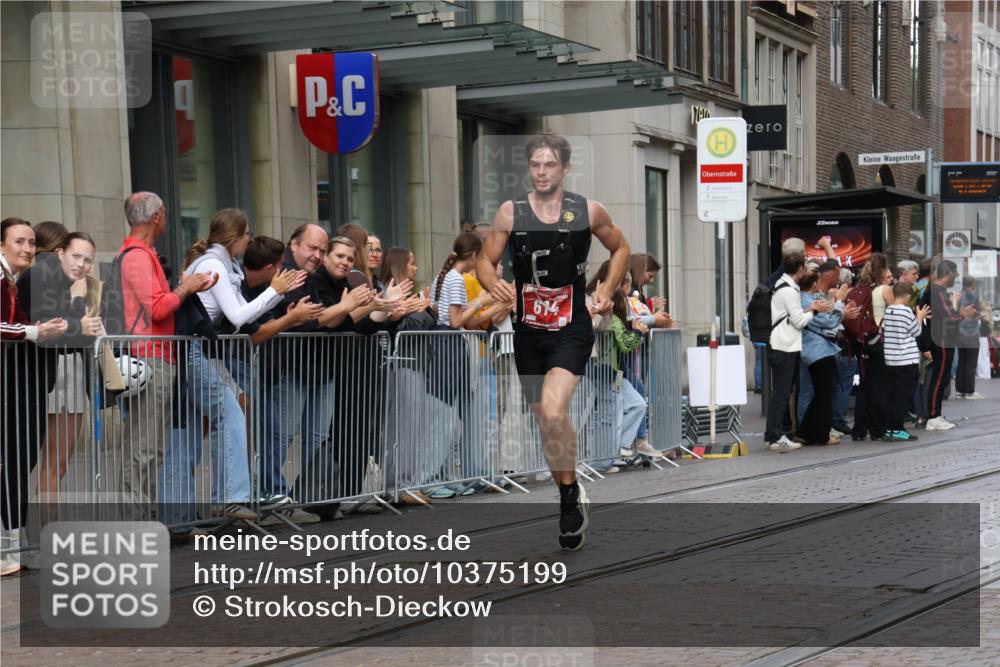 13.09.2026 - 21. swb-Marathon Bremen Strokosch-Dieckow http://msf.ph/oto/10375199 13.09.2026 12:28:31 Ziel 317, 796, 1046, 443, 614, 751, 2054 meine-sportfotos.de
