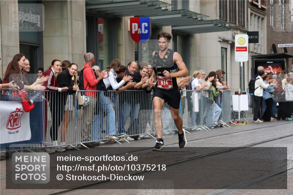 13.09.2026 - 21. swb-Marathon Bremen Strokosch-Dieckow http://msf.ph/oto/10375218 13.09.2026 12:28:32 Ziel 317, 796, 1046, 443, 614, 751, 2054 meine-sportfotos.de