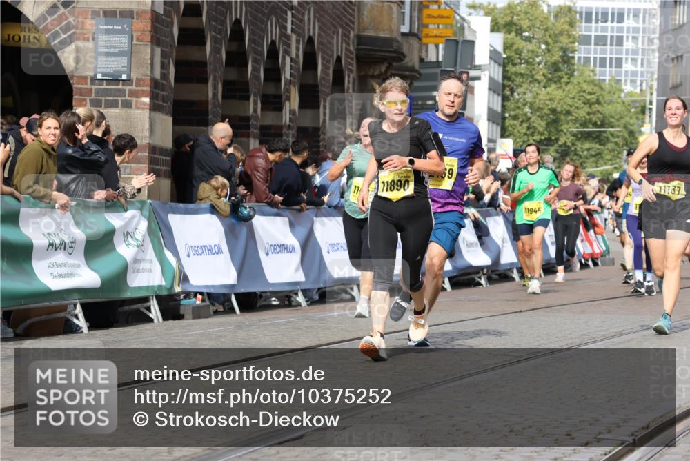 13.09.2026 - 21. swb-Marathon Bremen Strokosch-Dieckow http://msf.ph/oto/10375252 13.09.2026 11:02:37 Ziel 10153, 10154, 10173, 10273, 10274, 10278, 10331, 10338, 10439, 10473, 10636, 10738, 10885, 10915, 10943, 11249, 11505, 11576, 11811, 11853, 11886, 12042, 12094, 12134, 12135, 12437, 10190, 10296, 10633, 10783, 10945, 10954, 10955, 10985, 11096, 11107, 11564, 11701, 11719, 11730, 11776, 11785, 12071, 12154, 12247, 12451, 12465 meine-sportfotos.de