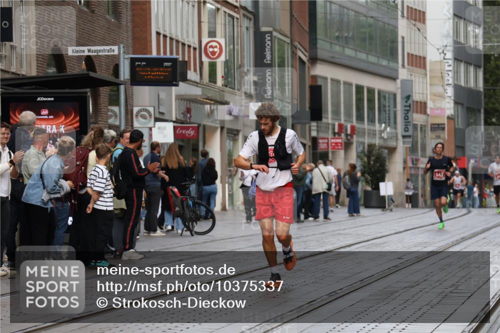 13.09.2026 - 21. swb-Marathon Bremen Strokosch-Dieckow http://msf.ph/oto/10375337 13.09.2026 12:28:36 Ziel 317, 608, 796, 1046, 443, 614, 2054 meine-sportfotos.de