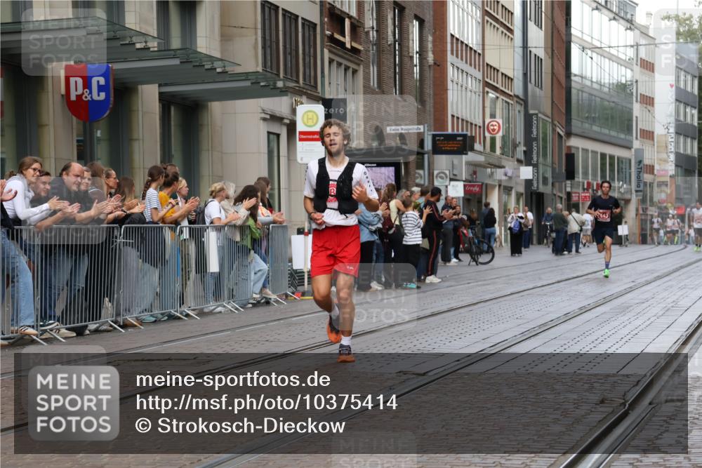 13.09.2026 - 21. swb-Marathon Bremen Strokosch-Dieckow http://msf.ph/oto/10375414 13.09.2026 12:28:39 Ziel 317, 608, 796, 1046, 443, 614, 2054 meine-sportfotos.de