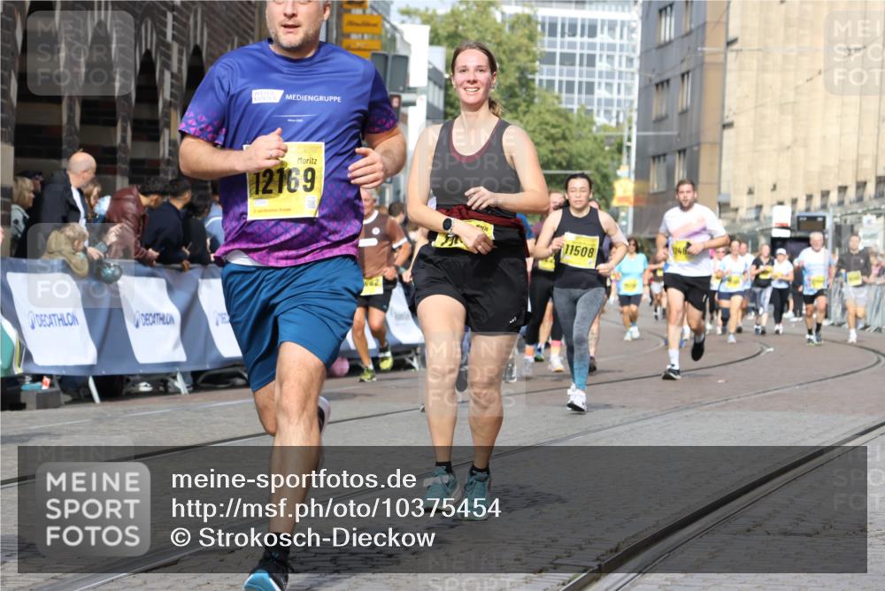 13.09.2026 - 21. swb-Marathon Bremen Strokosch-Dieckow http://msf.ph/oto/10375454 13.09.2026 11:02:39 Ziel 10153, 10154, 10173, 10273, 10274, 10278, 10331, 10338, 10439, 10636, 10738, 10885, 10915, 10943, 11249, 11505, 11576, 11811, 11853, 11886, 12042, 12094, 12134, 12135, 12169, 12437, 10190, 10296, 10633, 10783, 10945, 10954, 10955, 10985, 11096, 11107, 11564, 11701, 11719, 11730, 11776, 11785, 12071, 12247, 12451, 12465 meine-sportfotos.de