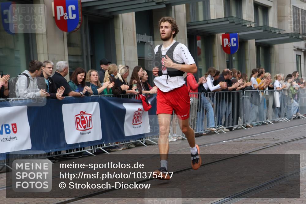 13.09.2026 - 21. swb-Marathon Bremen Strokosch-Dieckow http://msf.ph/oto/10375477 13.09.2026 12:28:42 Ziel 317, 608, 796, 1046, 443, 2054 meine-sportfotos.de