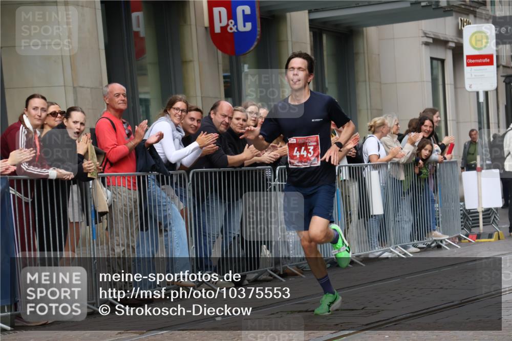 13.09.2026 - 21. swb-Marathon Bremen Strokosch-Dieckow http://msf.ph/oto/10375553 13.09.2026 12:28:44 Ziel 317, 608, 796, 1046, 443, 2054 meine-sportfotos.de