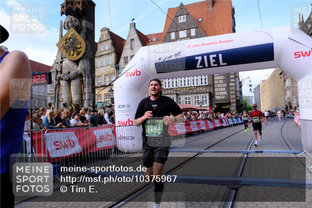 13.09.2026 - 21. swb-Marathon Bremen Tim E. http://msf.ph/oto/10375967 13.09.2026 13:12:18 Ziel 493, 826, 863, 2444, 2447, 2820, 3336, 3703, 4283, 4368, 4698, 5521, 5893, 5940, 6668, 6739, 7621, 9398 meine-sportfotos.de