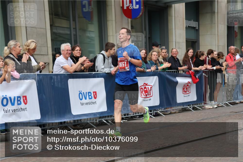 13.09.2026 - 21. swb-Marathon Bremen Strokosch-Dieckow http://msf.ph/oto/10376099 13.09.2026 12:29:31 Ziel 821, 1651 meine-sportfotos.de