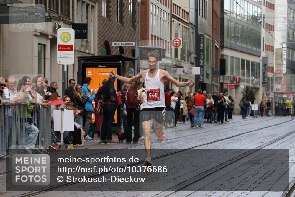 13.09.2026 - 21. swb-Marathon Bremen Strokosch-Dieckow http://msf.ph/oto/10376686 13.09.2026 12:32:36 Ziel 822, 540 meine-sportfotos.de