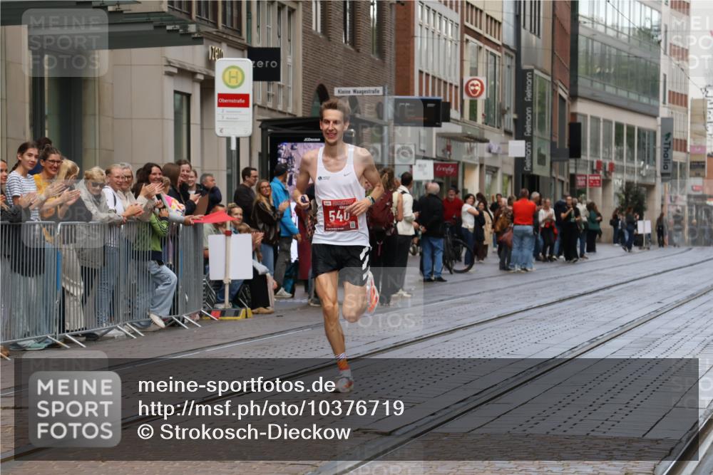 13.09.2026 - 21. swb-Marathon Bremen Strokosch-Dieckow http://msf.ph/oto/10376719 13.09.2026 12:32:37 Ziel 822, 540 meine-sportfotos.de