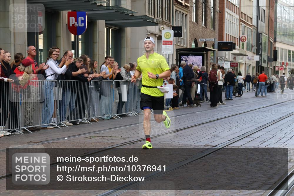 13.09.2026 - 21. swb-Marathon Bremen Strokosch-Dieckow http://msf.ph/oto/10376941 13.09.2026 12:33:03 Ziel 822 meine-sportfotos.de
