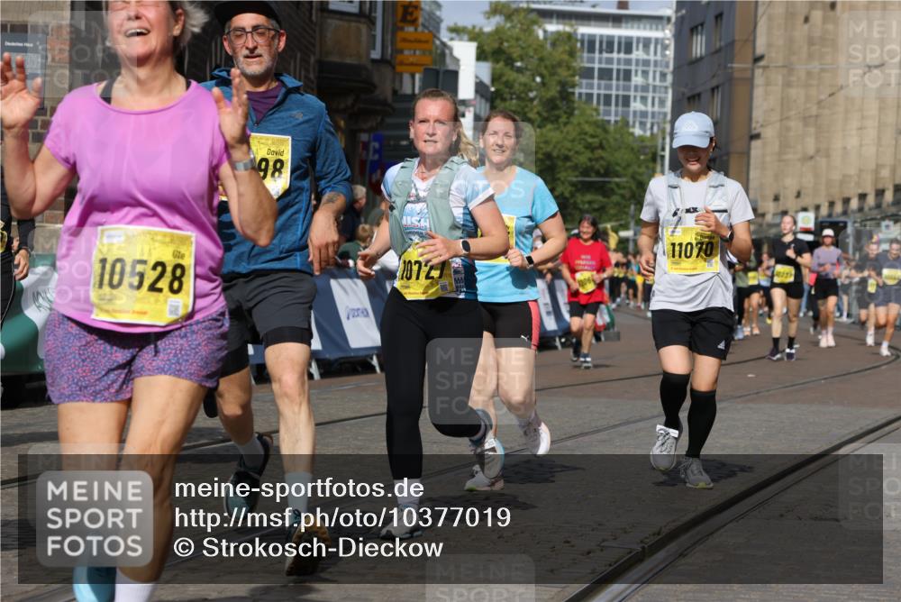 13.09.2026 - 21. swb-Marathon Bremen Strokosch-Dieckow http://msf.ph/oto/10377019 13.09.2026 11:03:18 Ziel 10185, 10296, 10528, 10598, 10633, 10715, 10731, 10954, 10955, 11095, 11107, 11313, 11564, 11697, 11719, 11730, 11785, 11836, 12071, 12214, 12247, 12421, 12432, 12448, 12465, 12483, 10092, 10187, 10309, 10420, 10902, 10904, 11211, 11411, 11598, 11655, 11746, 11773, 12184, 12185, 12611 meine-sportfotos.de