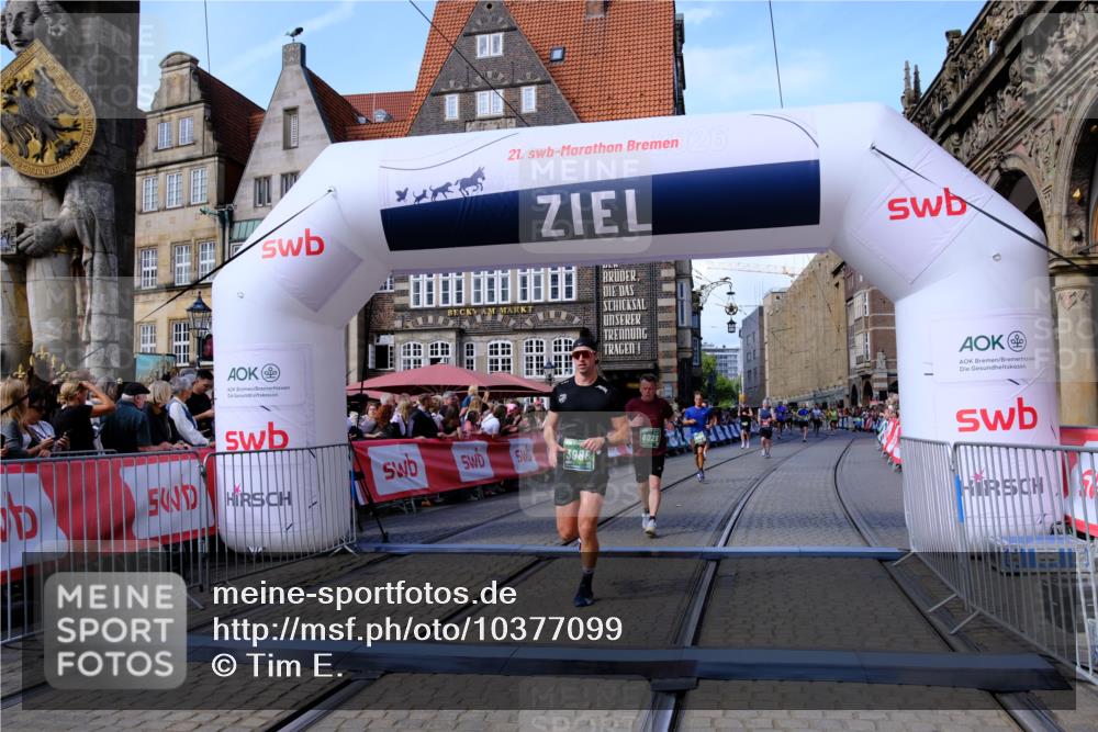 13.09.2026 - 21. swb-Marathon Bremen Tim E. http://msf.ph/oto/10377099 13.09.2026 13:13:07 Ziel 1513, 2350, 2442, 2801, 2858, 3988, 4605, 5379, 5965, 8029, 8798, 9775, 13106, 13140 meine-sportfotos.de
