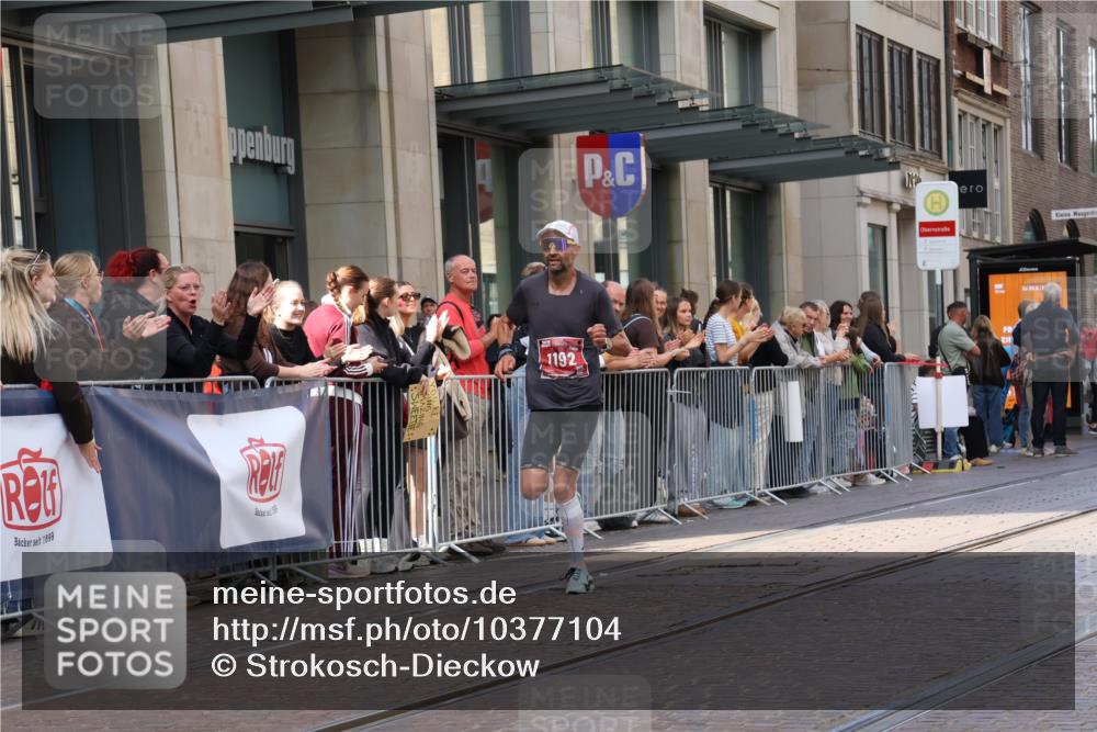 13.09.2026 - 21. swb-Marathon Bremen Strokosch-Dieckow http://msf.ph/oto/10377104 13.09.2026 12:34:05 Ziel 1154, 1997, 1192 meine-sportfotos.de