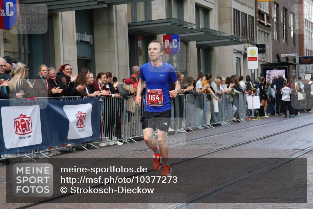 13.09.2026 - 21. swb-Marathon Bremen Strokosch-Dieckow http://msf.ph/oto/10377273 13.09.2026 12:34:38 Ziel 1028, 917, 1154, 1190, 1997 meine-sportfotos.de