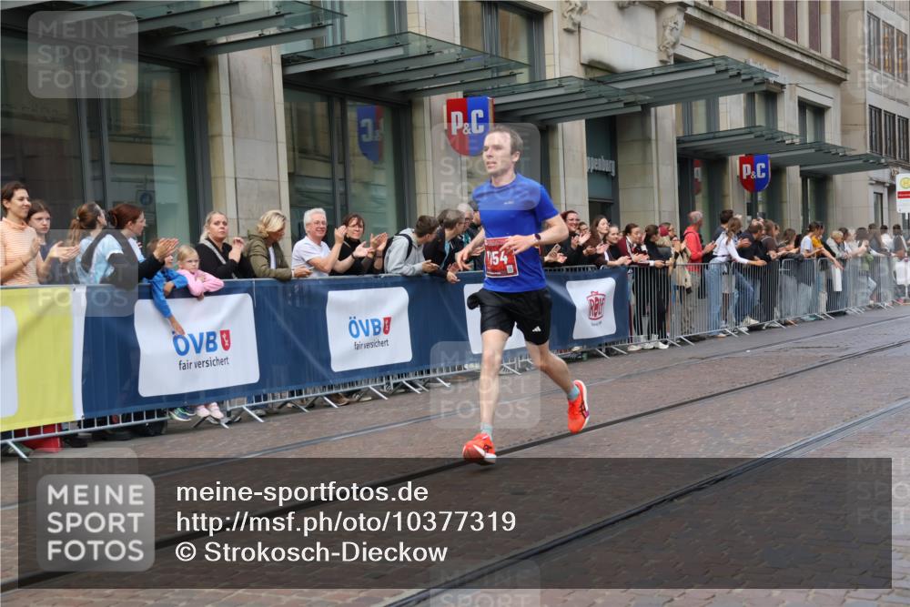13.09.2026 - 21. swb-Marathon Bremen Strokosch-Dieckow http://msf.ph/oto/10377319 13.09.2026 12:34:39 Ziel 1028, 917, 1154, 1190, 1997 meine-sportfotos.de