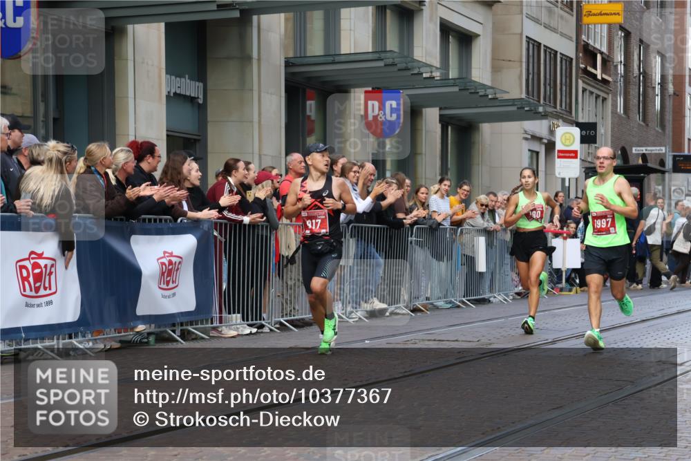 13.09.2026 - 21. swb-Marathon Bremen Strokosch-Dieckow http://msf.ph/oto/10377367 13.09.2026 12:34:50 Ziel 1028, 917, 1190, 1997 meine-sportfotos.de