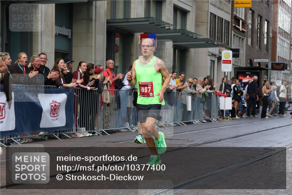 13.09.2026 - 21. swb-Marathon Bremen Strokosch-Dieckow http://msf.ph/oto/10377400 13.09.2026 12:34:52 Ziel 1028, 917, 1190, 1997 meine-sportfotos.de