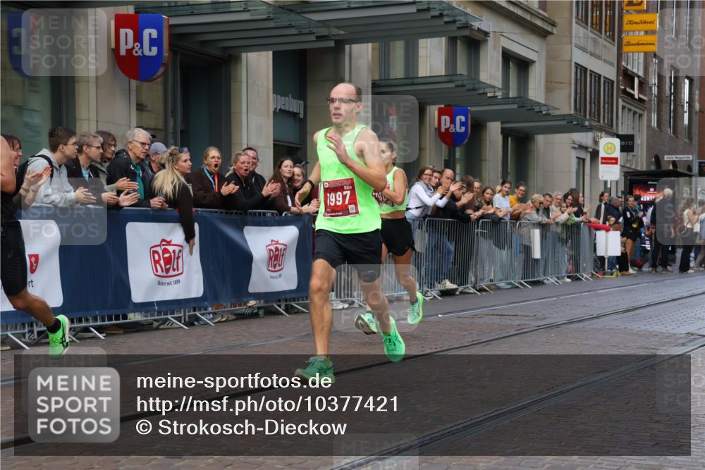 13.09.2026 - 21. swb-Marathon Bremen Strokosch-Dieckow http://msf.ph/oto/10377421 13.09.2026 12:34:52 Ziel 1028, 917, 1190, 1997 meine-sportfotos.de