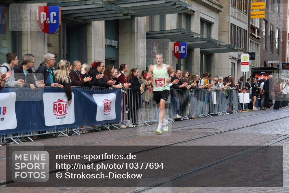 13.09.2026 - 21. swb-Marathon Bremen Strokosch-Dieckow http://msf.ph/oto/10377694 13.09.2026 12:35:16 Ziel 1028 meine-sportfotos.de