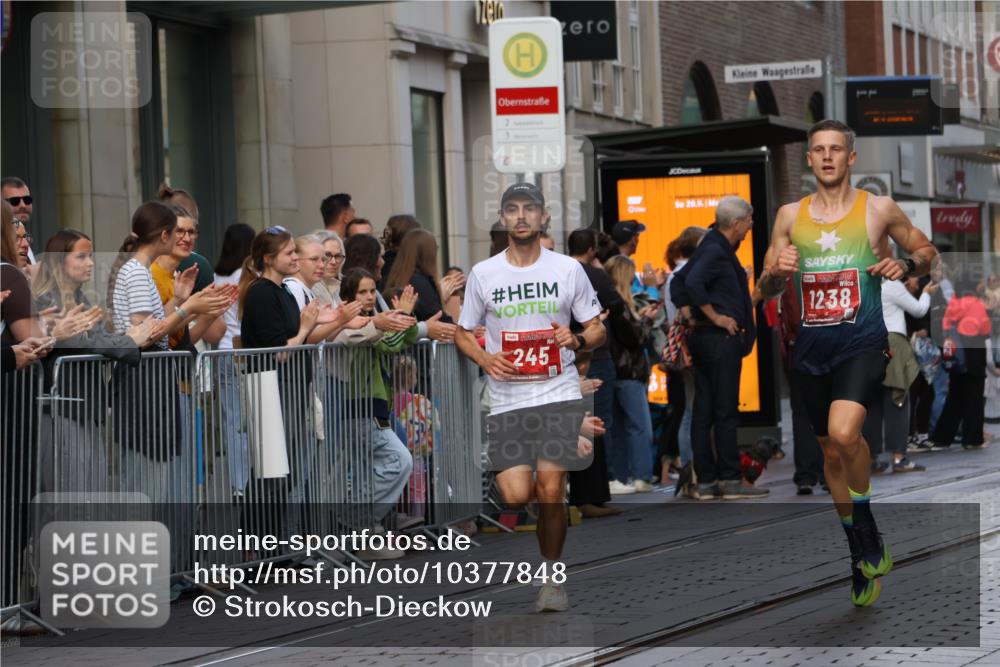 13.09.2026 - 21. swb-Marathon Bremen Strokosch-Dieckow http://msf.ph/oto/10377848 13.09.2026 12:35:59 Ziel 245, 1238, 1670 meine-sportfotos.de