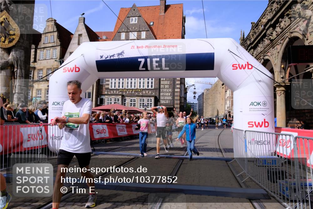 13.09.2026 - 21. swb-Marathon Bremen Tim E. http://msf.ph/oto/10377852 13.09.2026 13:13:32 Ziel 280, 313, 621, 987, 1207, 2130, 2498, 2962, 3566, 3625, 4582, 5345, 5769, 6038, 6394, 7874, 8197, 8291, 8464, 9092 meine-sportfotos.de