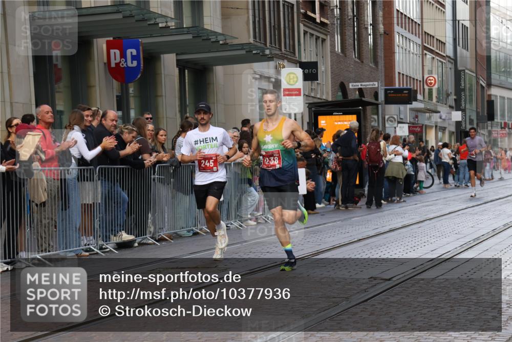 13.09.2026 - 21. swb-Marathon Bremen Strokosch-Dieckow http://msf.ph/oto/10377936 13.09.2026 12:36:00 Ziel 245, 1238, 1670 meine-sportfotos.de