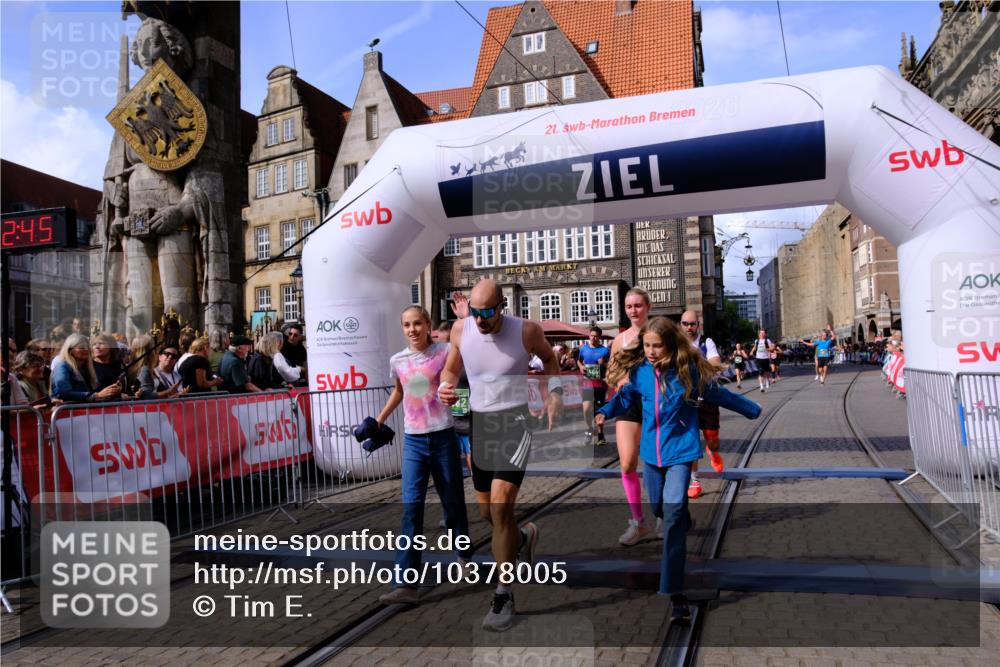 13.09.2026 - 21. swb-Marathon Bremen Tim E. http://msf.ph/oto/10378005 13.09.2026 13:13:34 Ziel 280, 313, 621, 987, 1207, 2130, 2360, 2498, 2962, 3566, 3625, 4582, 5345, 5769, 6038, 6394, 7874, 8197, 8291, 8464, 9092 meine-sportfotos.de