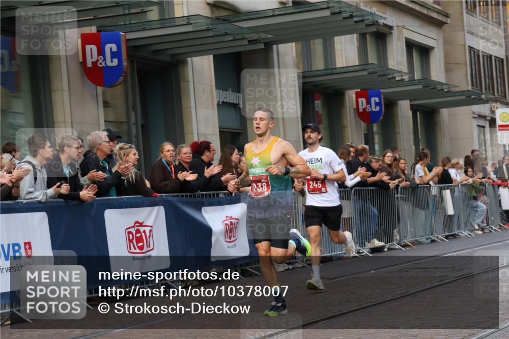 13.09.2026 - 21. swb-Marathon Bremen Strokosch-Dieckow http://msf.ph/oto/10378007 13.09.2026 12:36:01 Ziel 245, 1238, 1670 meine-sportfotos.de