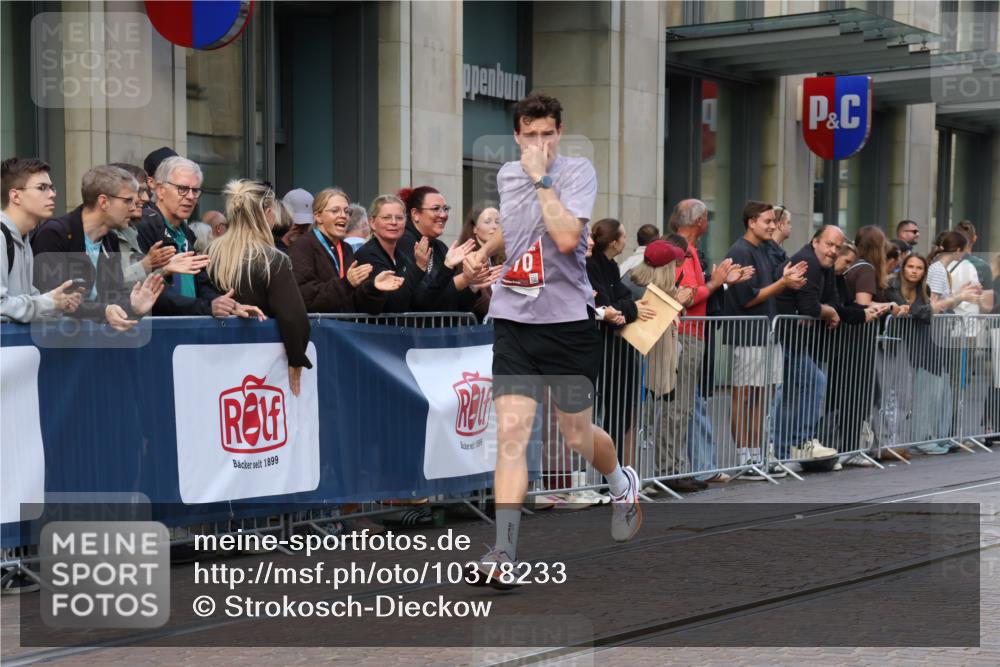 13.09.2026 - 21. swb-Marathon Bremen Strokosch-Dieckow http://msf.ph/oto/10378233 13.09.2026 12:36:11 Ziel 245, 1670 meine-sportfotos.de