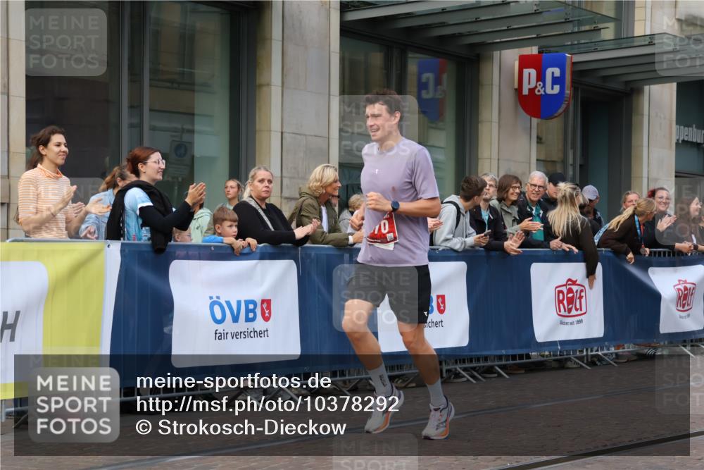 13.09.2026 - 21. swb-Marathon Bremen Strokosch-Dieckow http://msf.ph/oto/10378292 13.09.2026 12:36:12 Ziel 245, 1670 meine-sportfotos.de