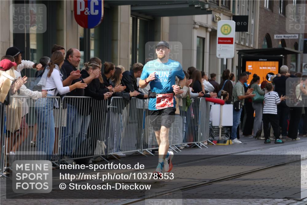 13.09.2026 - 21. swb-Marathon Bremen Strokosch-Dieckow http://msf.ph/oto/10378353 13.09.2026 12:37:32 Ziel 1766, 513, 1957 meine-sportfotos.de