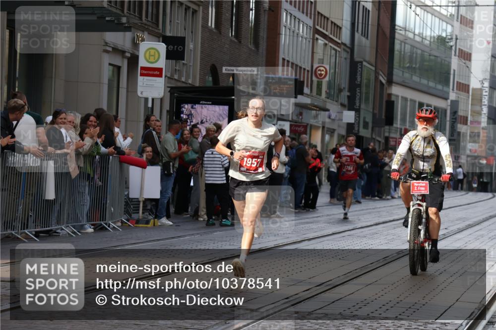 13.09.2026 - 21. swb-Marathon Bremen Strokosch-Dieckow http://msf.ph/oto/10378541 13.09.2026 12:37:38 Ziel 513, 1766, 1957 meine-sportfotos.de