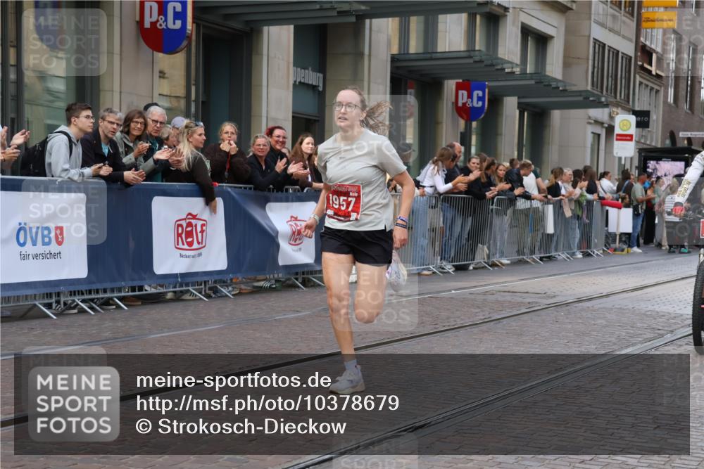 13.09.2026 - 21. swb-Marathon Bremen Strokosch-Dieckow http://msf.ph/oto/10378679 13.09.2026 12:37:41 Ziel 513, 1766, 1957 meine-sportfotos.de