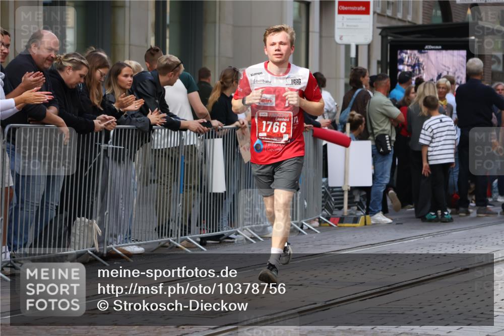 13.09.2026 - 21. swb-Marathon Bremen Strokosch-Dieckow http://msf.ph/oto/10378756 13.09.2026 12:37:46 Ziel 1766 meine-sportfotos.de