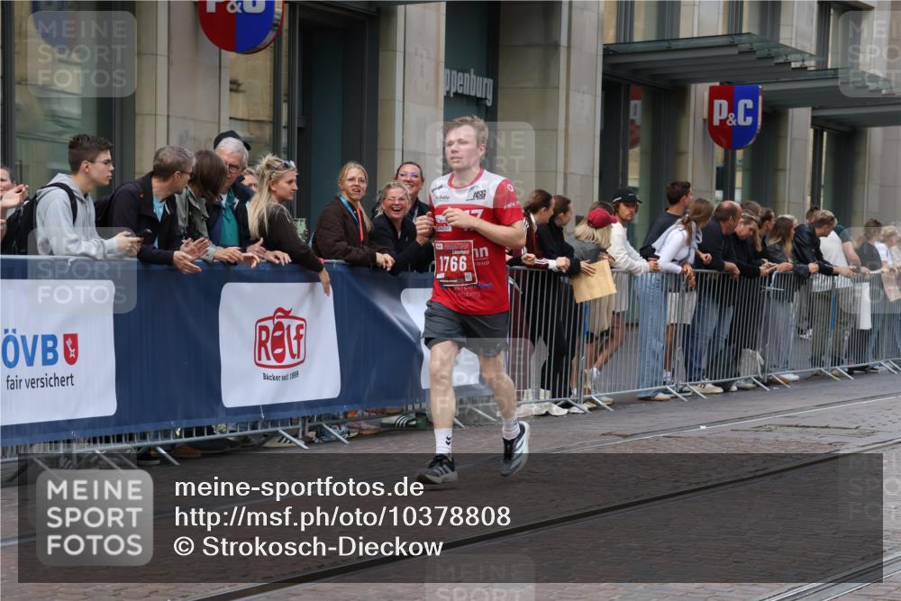 13.09.2026 - 21. swb-Marathon Bremen Strokosch-Dieckow http://msf.ph/oto/10378808 13.09.2026 12:37:49 Ziel 1766 meine-sportfotos.de