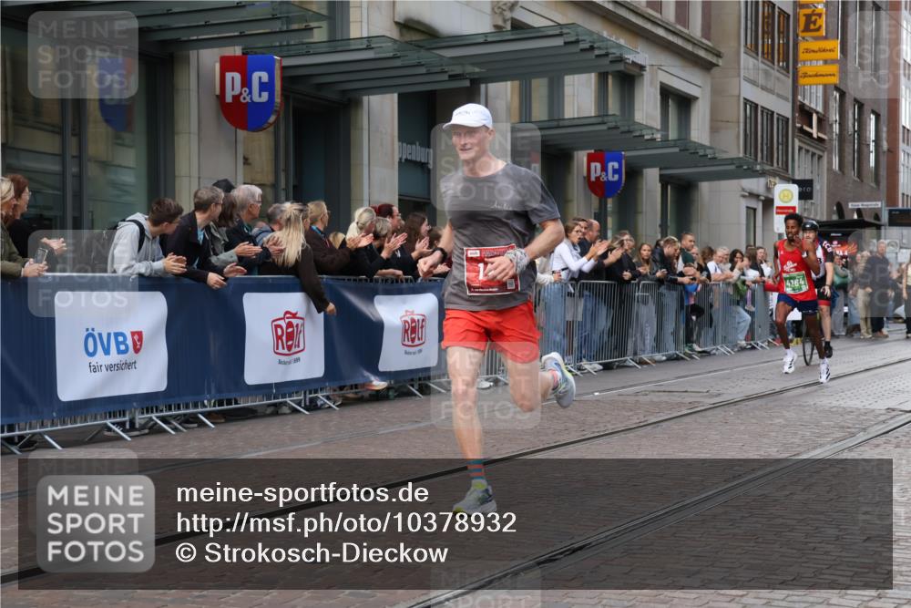 13.09.2026 - 21. swb-Marathon Bremen Strokosch-Dieckow http://msf.ph/oto/10378932 13.09.2026 12:40:26 Ziel 1263, 3662, 4264, 149 meine-sportfotos.de