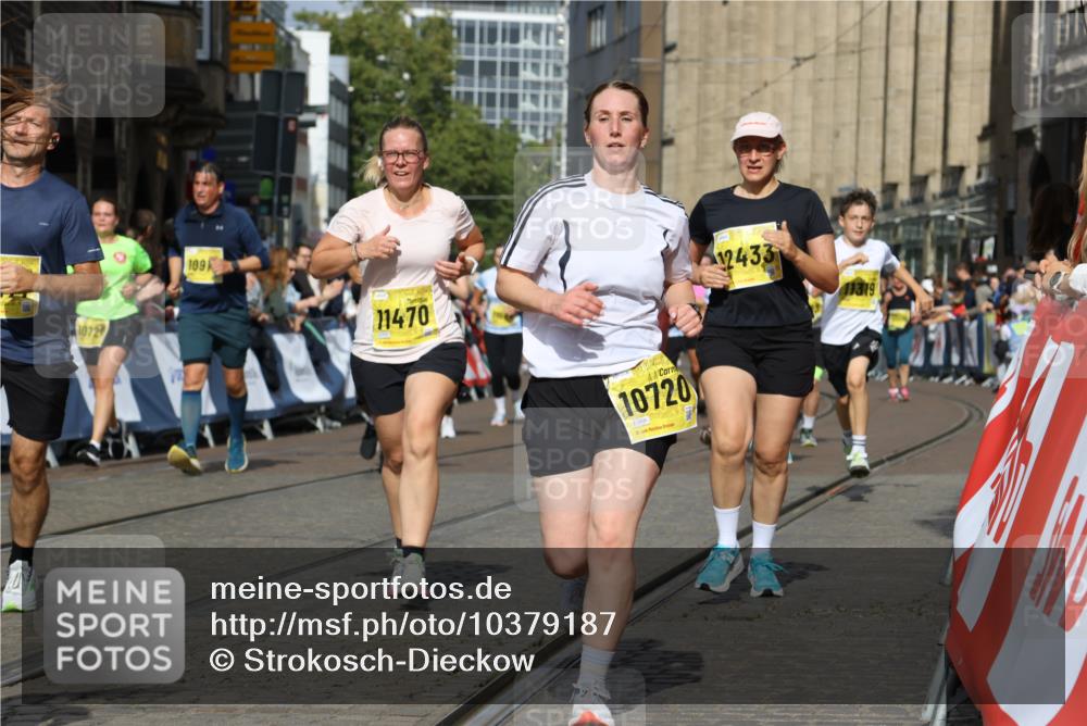 13.09.2026 - 21. swb-Marathon Bremen Strokosch-Dieckow http://msf.ph/oto/10379187 13.09.2026 11:04:07 Ziel 10090, 10091, 10152, 10327, 10357, 10403, 10429, 10569, 10659, 10720, 10796, 10918, 10950, 11149, 11325, 11451, 11511, 11595, 11868, 11967, 12074, 12504, 10182, 10291, 10526, 10613, 11214, 11215, 11221, 11336, 11539, 11720, 11726, 11740, 12001, 12276 meine-sportfotos.de