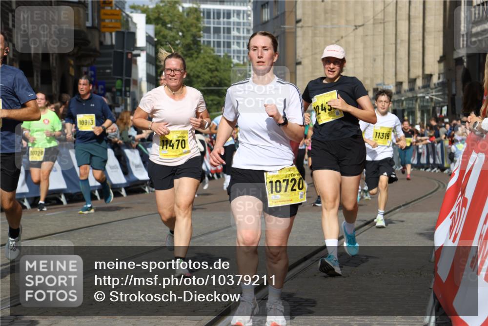 13.09.2026 - 21. swb-Marathon Bremen Strokosch-Dieckow http://msf.ph/oto/10379211 13.09.2026 11:04:08 Ziel 10090, 10091, 10152, 10327, 10357, 10403, 10429, 10569, 10607, 10659, 10720, 10796, 10918, 10950, 11149, 11325, 11451, 11511, 11595, 11618, 11868, 11967, 12074, 12392, 12504, 10182, 10245, 10291, 10526, 10613, 11214, 11215, 11221, 11336, 11720, 11726, 11740, 12276 meine-sportfotos.de