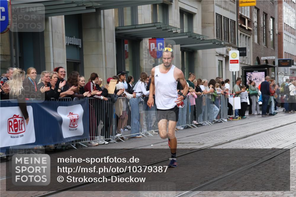 13.09.2026 - 21. swb-Marathon Bremen Strokosch-Dieckow http://msf.ph/oto/10379387 13.09.2026 12:41:11 Ziel 1139, 634, 642 meine-sportfotos.de