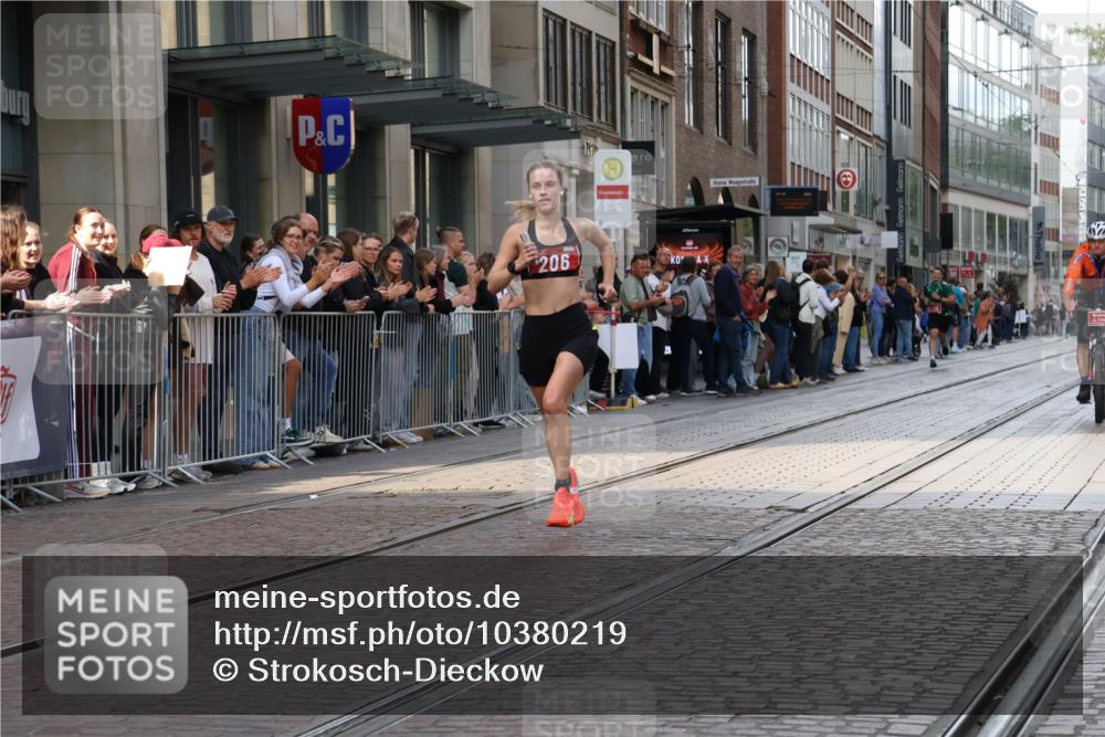 13.09.2026 - 21. swb-Marathon Bremen Strokosch-Dieckow http://msf.ph/oto/10380219 13.09.2026 12:42:51 Ziel 206, 236 meine-sportfotos.de