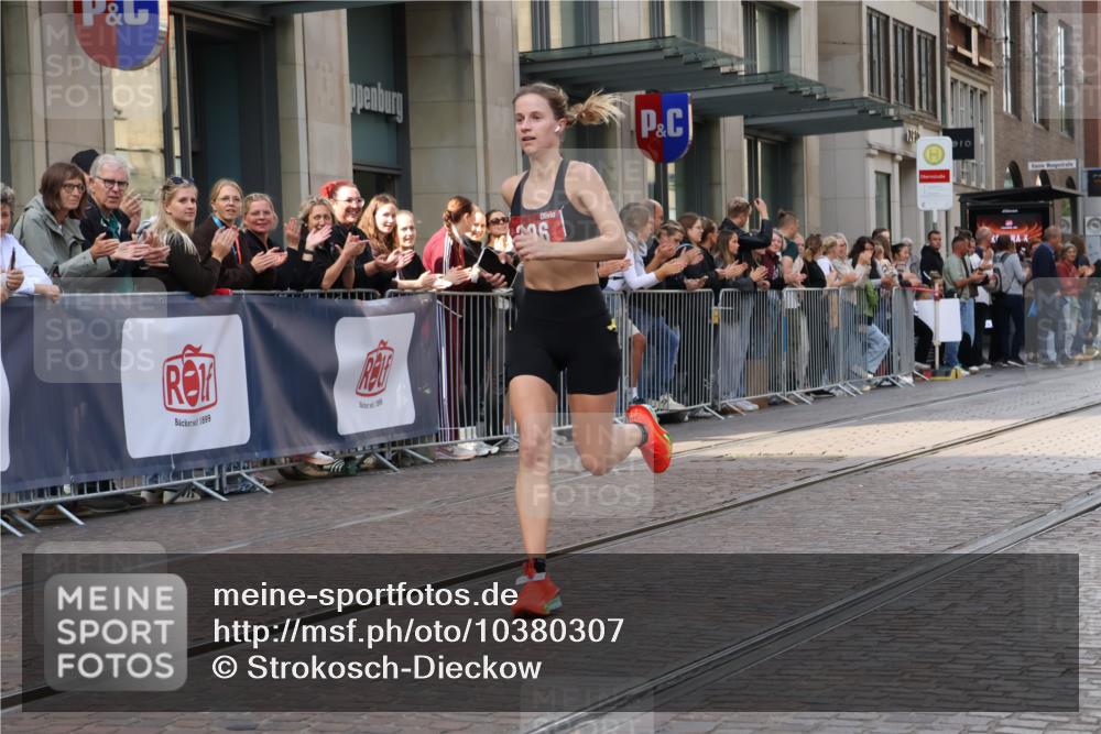 13.09.2026 - 21. swb-Marathon Bremen Strokosch-Dieckow http://msf.ph/oto/10380307 13.09.2026 12:42:52 Ziel 206, 236 meine-sportfotos.de