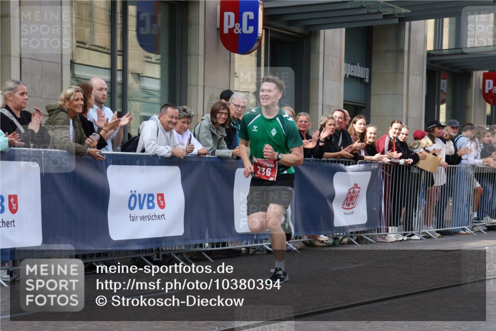 13.09.2026 - 21. swb-Marathon Bremen Strokosch-Dieckow http://msf.ph/oto/10380394 13.09.2026 12:43:01 Ziel 236 meine-sportfotos.de